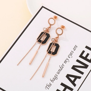 Boucles d'oreilles pendantes or rose avec émail noir et cristaux scintillants