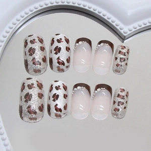 Unghie finte leopardate marroni occhio di gatto con perle francesi e glitter argento