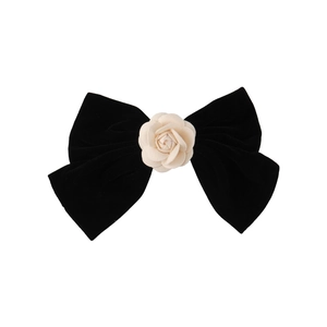 Barrette à cheveux élégante en velours noir avec fleur de camélia beige sur fond blanc