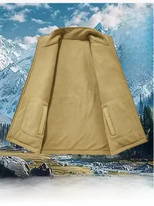 Detailansicht des Fleece-Futters der khakifarbenen Thermoweste mit Metall-Reißverschluss