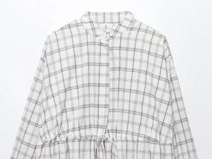 Gros plan du col de chemise bomber à carreaux noir et blanc avec étiquette taille S