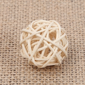 Sfera decorativa in rattan naturale da 3cm intrecciata a mano su uno sfondo di iuta