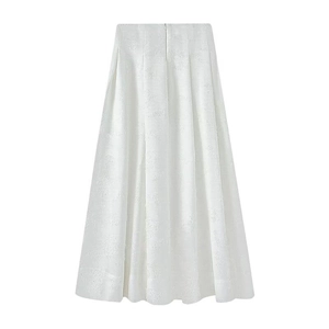 Vue détaillée du tissu jacquard gaufré blanc et de la taille haute sur la jupe longue