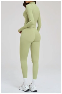 Detail of high-waist yoga leggings with side pocket in sage green sports set