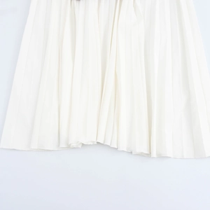 Elegantes weißes ärmelloses Plissee-Kleid mit schickem Lagen-Saum für einen Sommer-Look