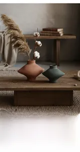 Vases géométriques en céramique ocre et vert foncé avec une texture brossée mate