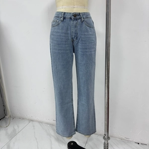 Vue détaillée du jean taille haute délavé bleu clair à coupe droite sur un mannequin de couture