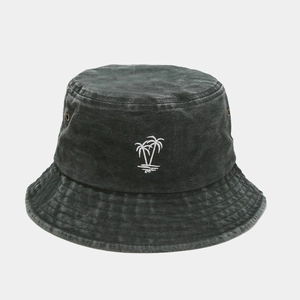 Détail d'un bob en coton délavé gris anthracite avec broderie palmier blanche et œillets d'aération