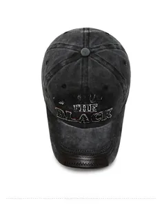 Détail de la broderie 3D et du bord effiloché sur la casquette de baseball en coton délavé