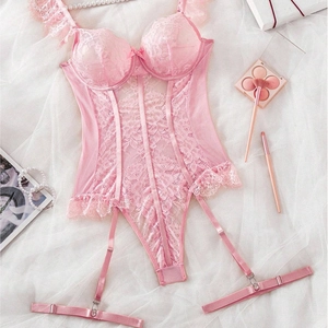 Détail d'un body en dentelle rose avec jarretelles réglables et nœuds en satin