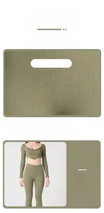 Dettaglio macro del tessuto a maglia a coste verde oliva con set yoga elasticizzato