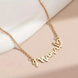 Dettaglio della collana Mama dorata con ciondolo a cuore e catena a maglie fini