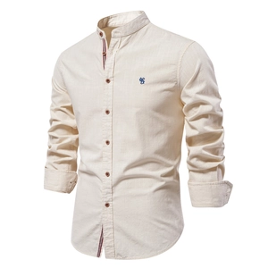 Détail d'une chemise en lin avec col officier, broderie et boutons effet bois