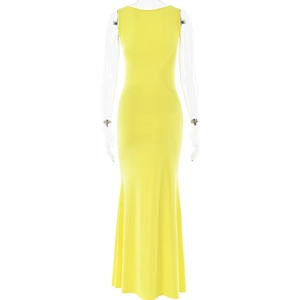 Détail d'une robe longue sans manches jaune avec taille ajustée et ourlet queue de poisson