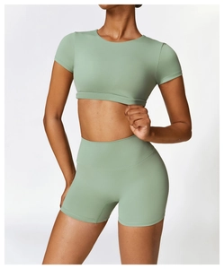 Detail eines hochdehnbaren salbeigrünen Yoga-Crop-Tops aus weichem, mattem Stoff