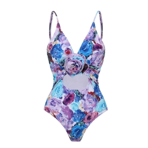 Détail du haut de bikini floral à taille haute avec rose 3D et découpe élégante