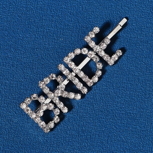 Barrette élégante en strass argentés avec lettres BRIDE sur fond bleu texturé chic