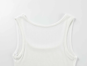 Detail eines weißen gerippten U-Ausschnitt-Tops mit Fokus auf Strickstoff und Ausschnitt