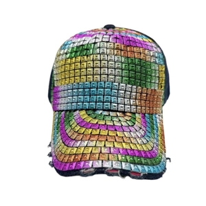 Cappellino da baseball arcobaleno da donna con strass quadrati colorati su denim