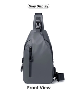 Vorderansicht der grauen Herren-Brusttasche aus wasserfestem Material mit USB-Anschluss