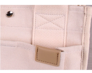 Nahaufnahme der Canvas-Tasche mit präzisen Nähten, Lederbesatz und Metall-Druckknopf
