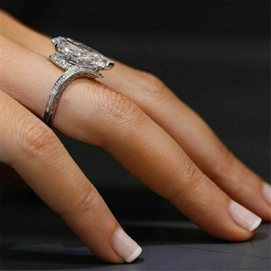 Bague élégante avec diamant marquise et pavé de diamants, vue latérale portée sur le doigt