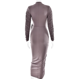 Vue détaillée du dos froncé à cordon de cette robe longue marron à manches longues
