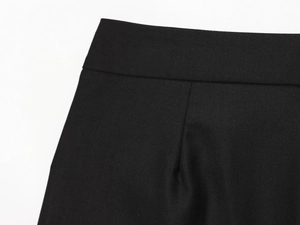 Détail de la couture de la taille et texture du tissu du pantalon ballon noir