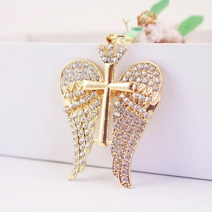 Pendentif croix dorée avec ailes d'ange serties de strass pour porte-clés élégant