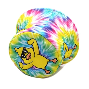 Détail d'un chapeau bob tie-dye coloré avec imprimé canard et texture de tissu sergé