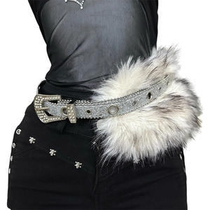 Détail d'une ceinture Y2K strass argentés avec bordure en fausse fourrure blanche sur jean