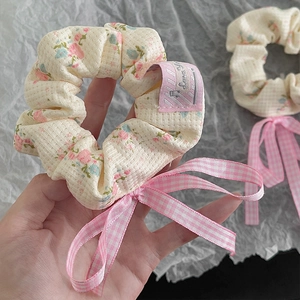 Blumiges Haargummi-Set mit rosa karierter Schleife im eleganten Balletcore-Stil