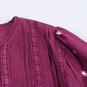Abito bohémien viola con ricami e dettagli in pizzo sullo scollo rotondo