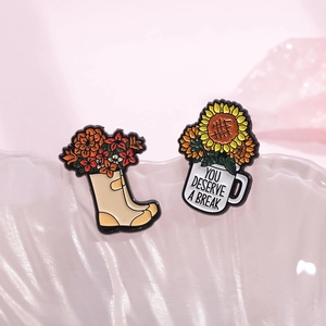 Lot de pins émaillés avec bottes à fleurs et tasse tournesol dans un plateau rose