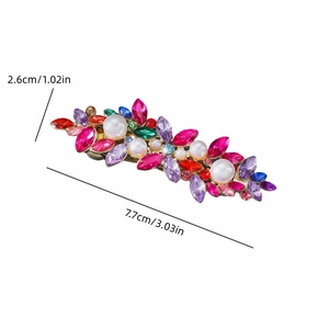 Détails des dimensions d'une pince à cheveux en strass colorés: 7,7cm de long et 2,6cm