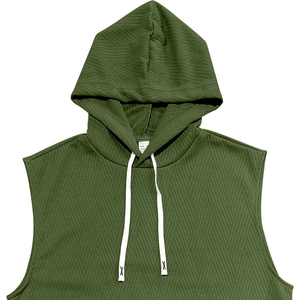 Détail du débardeur à capuche pour hommes vert armée avec texture en tricot chevron