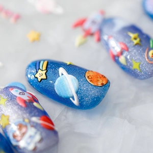 Stickers ongles 3D thème espace avec base pailletée bleue planètes et fusées