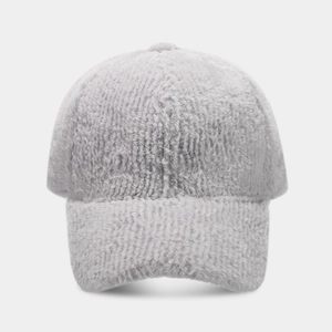 Détail de la texture en fausse fourrure grise sur une casquette de baseball d'hiver