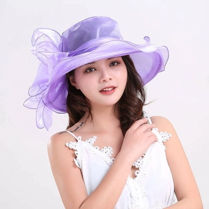 Vue détaillée d'un chapeau de soleil en organza violet avec large bord et fleur