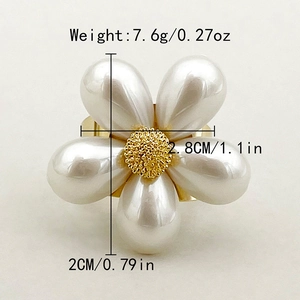 Detailed view of flower ring dimensions and weight with white pearls and gold center