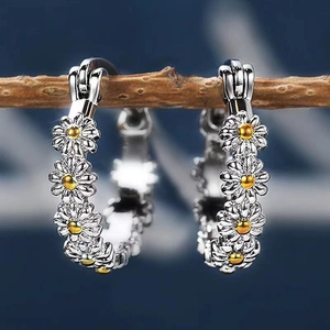 Daisy Flower Hoop Earrings Two Tone Alloy Fresh Sweet Floral Huggie Buckle Fashion Jewelry For Women Girls Elegant