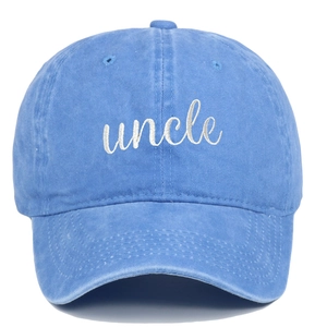 Vorderansicht der gewaschenen himmelblauen Baumwoll-Basecap mit weißem Uncle-Stickerei