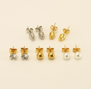 Set di cinque paia di orecchini a perno con perle, zirconi e rose in oro e argento finitura