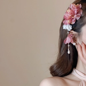 Détail de la pince à cheveux à fleurs avec pétales de soie et glands de perles