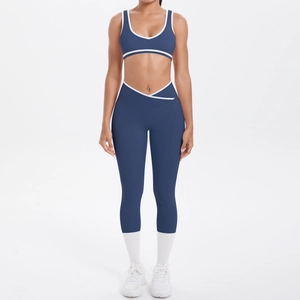 Detail der Yoga-Leggings mit weißem V-förmigem Kreuzbund und marineblauem Funktionsstoff