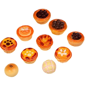 Ensemble de 10 miniatures de pain et tartes en résine pour bricolage sur fond blanc