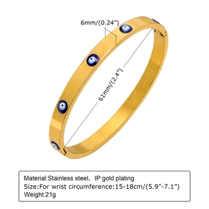 Détail de la bague œil maléfique plaquée or 6mm avec spécifications de taille en acier inox