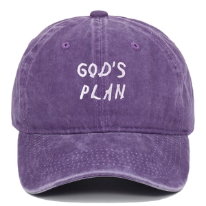 Détail de la broderie blanche GOD'S PLAN sur une casquette en coton lavé violet