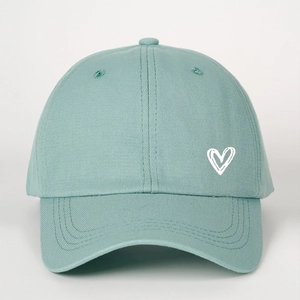Gros plan sur la casquette en coton vert menthe avec un motif de cœur blanc brodé