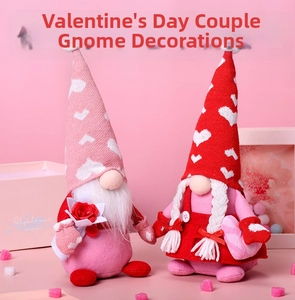Détail de gnomes de la Saint-Valentin avec chapeaux à cœurs et une rose rouge